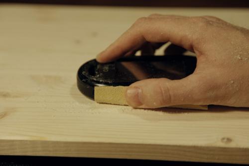 An invaluable companion while woodworking, its ergonomic form creates the perfect sanding block.